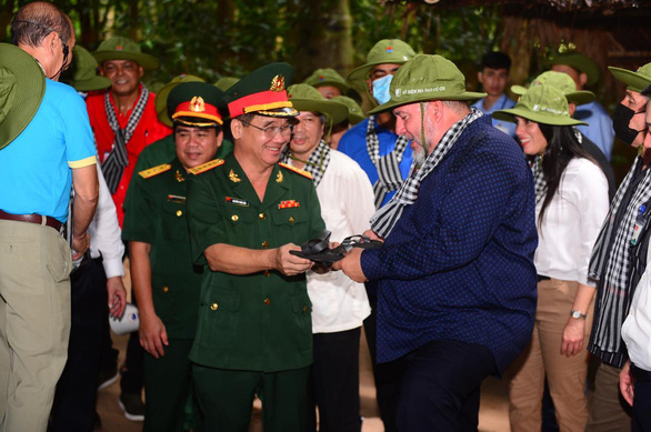 Cuban Prime Minister visits Cu Chi Tunnels - Photo 9.