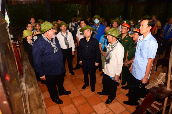Cuban Prime Minister visits Cu Chi Tunnels - Photo 11.