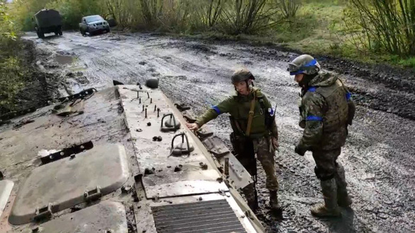 NÓNG: Quân Ukraine đang tiến vào Lyman, Nga xác nhận rút quân do đe dọa bị bao vây - Ảnh 1.