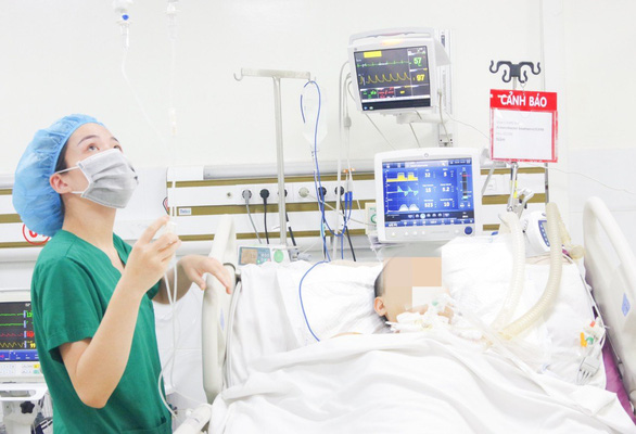 5 lần phẫu thuật cứu bệnh nhân bị đa chấn thương, dập phổi do tai nạn giao thông - Ảnh 1.