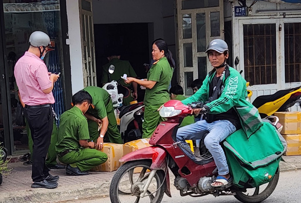 Tạm giữ hai anh em nghi làm giả thuốc nuôi trồng thủy sản - Ảnh 1.