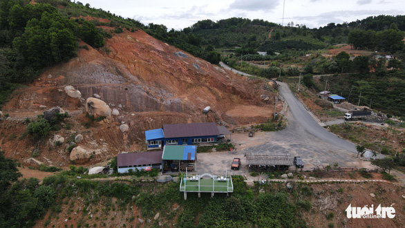 Lập biên bản vi phạm hành chính, buộc tháo dỡ các trạm dừng chân trái phép trên đèo Đại Ninh - Ảnh 1.