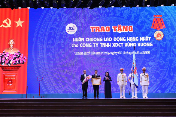 Công ty Hùng Vương nhận Huân chương lao động hạng Nhất và hạng Nhì - Ảnh 1.