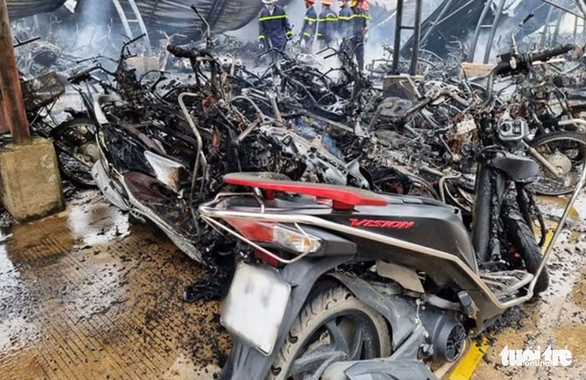 Cháy nhà xe công ty may tại Nam Định, hơn 200 xe máy của công nhân bị thiêu rụi - Ảnh 1.