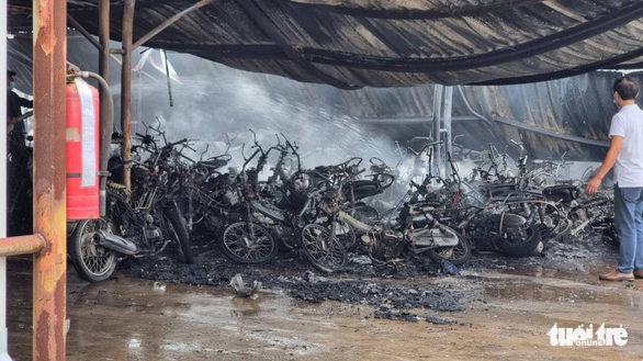 Cháy nhà xe công ty may tại Nam Định, hơn 200 xe máy của công nhân bị thiêu rụi - Ảnh 2.