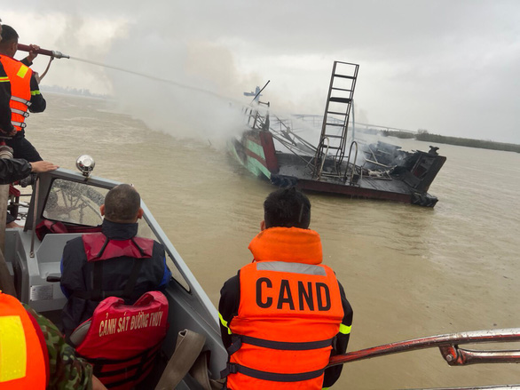 Trích xuất camera ở cửa sông Thu Bồn làm rõ vụ cháy nhiều ca nô, tàu gỗ du lịch - Ảnh 1.