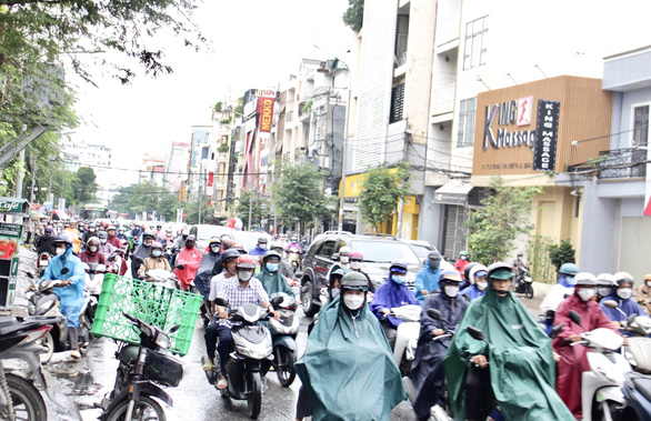 TP.HCM mưa sáng đầu tuần, đi bộ đến trường còn nhanh hơn đi xe buýt - Ảnh 5.