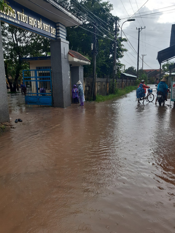 Một số trường ở Phú Yên nghỉ dạy học vì mưa lớn - Ảnh 1.