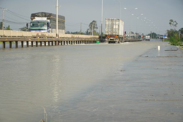 Nước lũ ngập quốc lộ đoạn qua Quảng Nam - Ảnh 1.