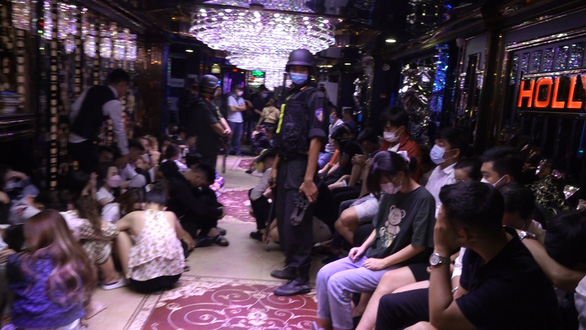 Cảnh sát đột kích quán karaoke, bắt quả tang quản lý, nhân viên đang mua bán ma túy - Ảnh 1.