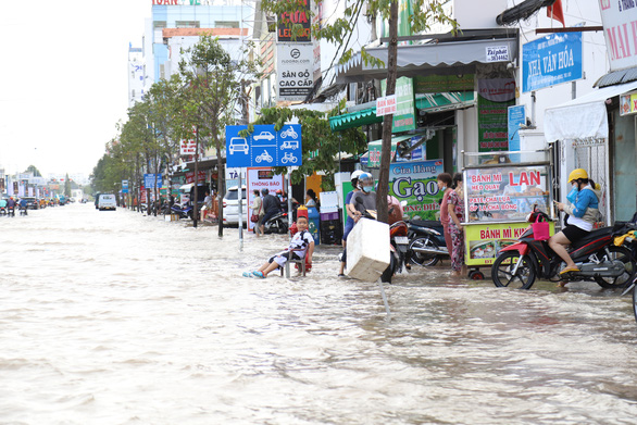 Triều cường lập kỷ lục mới, người Cần Thơ tiếp tục khốn đốn trong nước ngập - Ảnh 11.