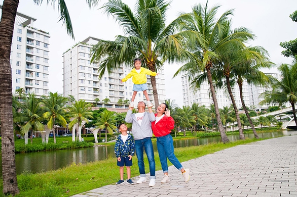 Ảnh vui sao Việt 11-10: Biệt đội Sao nhập ngũ vây kín cô dâu Diệu Nhi - Ảnh 10. Ảnh vui sao Việt 11-10: Biệt đội Sao nhập ngũ vây kín cô dâu Diệu Nhi - Ảnh 10.