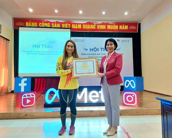 ‘Siêu nhân’ Vũ Phương Thanh nhận bằng khen của Ủy ban Olympic Việt Nam - Ảnh 1.