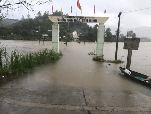 Phú Yên: Hơn 200 nhà dân bị ngập lụt, thủy điện xin xả lũ đến 1.500m3/s - Ảnh 1.