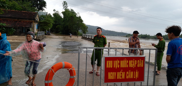 Phú Yên: Hơn 200 nhà dân bị ngập lụt, thủy điện xin xả lũ đến 1.500m3/s - Ảnh 2.