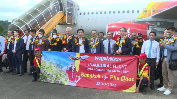 Phú Quốc đón chuyến bay thẳng đầu tiên chở 126 khách từ Bangkok - Ảnh 1.