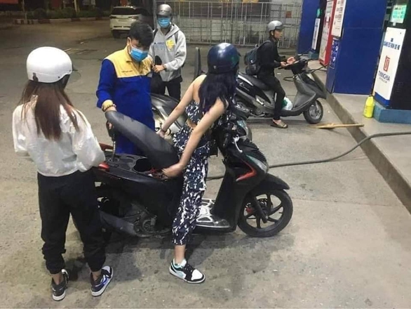 Muôn kiểu đổ xăng của người Việt - Ảnh 2. Muôn kiểu đổ xăng của người Việt - Ảnh 2.