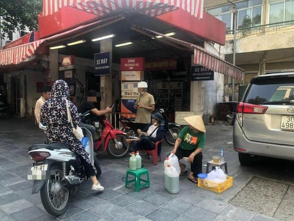 Muôn kiểu đổ xăng của người Việt - Ảnh 6. Muôn kiểu đổ xăng của người Việt - Ảnh 6.