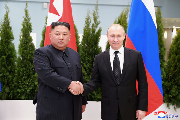 Bức ảnh Kim Jong Un tới Nga gặp Putin năm 2022 là tin giả - Ảnh 1.