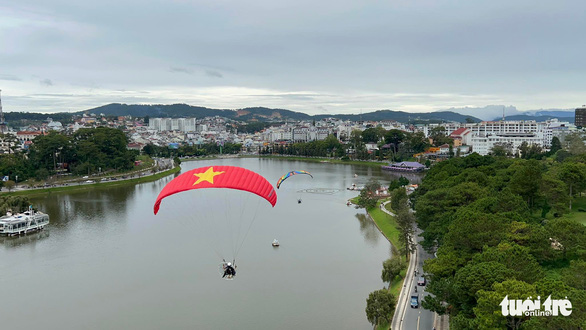 Đà Lạt có dịch vụ bay dù lượn ngắm cảnh trên hồ Xuân Hương - Ảnh 1.