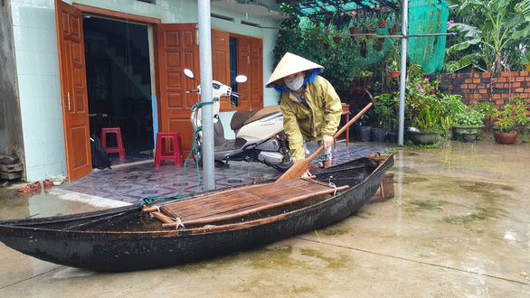 Nghe dự báo mưa rất to, dân vùng lũ dâng năm ngoái hối hả dọn đồ - Ảnh 2.