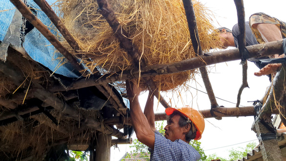 Nghe dự báo mưa rất to, dân vùng lũ dâng năm ngoái hối hả dọn đồ - Ảnh 1.