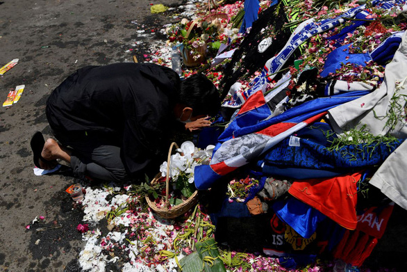 Nhiều người chết trong thảm kịch sân cỏ Indonesia là do... hơi cay - Ảnh 1.