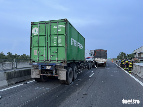 Va chạm liên hoàn với 2 xe container, tài xế xe tải chết tại chỗ - Ảnh 1.