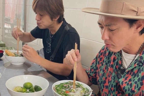 Bắt gặp ‘siêu nhân Gao’ ăn phở tại Hà Nội - Ảnh 1. Bắt gặp ‘siêu nhân Gao’ ăn phở tại Hà Nội - Ảnh 1.