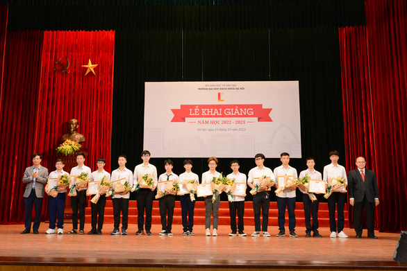 5 thủ khoa chọn học tại Trường đại học Bách khoa Hà Nội được vinh danh trong lễ khai giảng - Ảnh 2.