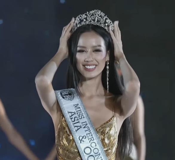 Ứng xử như nuốt mic, Bảo Ngọc ẵm luôn vương miện Hoa hậu Liên lục địa - Ảnh 1. Ứng xử như nuốt mic, Bảo Ngọc ẵm luôn vương miện Hoa hậu Liên lục địa - Ảnh 1.