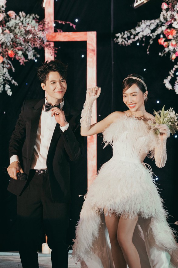 Anh Tú than trời khi ca khúc hát tặng vợ lên Top 1 Trending - Ảnh 2. Anh Tú than trời khi ca khúc hát tặng vợ lên Top 1 Trending - Ảnh 2.