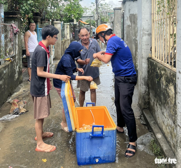 Áo xanh giúp bà con dọn dẹp, tiếp lương thực cho vùng cô lập sau ngập lụt - Ảnh 6.