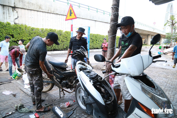 Thợ sửa xe từ Nông Sơn ra Đà Nẵng giúp bà con có xe máy bị ngập - Ảnh 1.