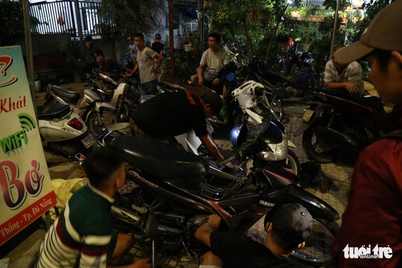 Thợ sửa xe từ Nông Sơn ra Đà Nẵng giúp bà con có xe máy bị ngập - Ảnh 2.