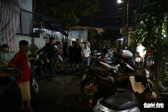 Thợ sửa xe từ Nông Sơn ra Đà Nẵng giúp bà con có xe máy bị ngập - Ảnh 4.