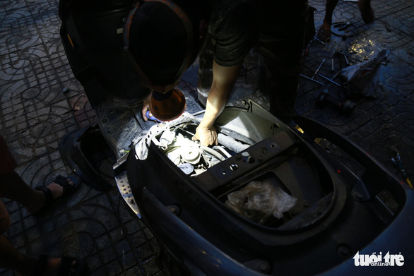 Thợ sửa xe từ Nông Sơn ra Đà Nẵng giúp bà con có xe máy bị ngập - Ảnh 3.
