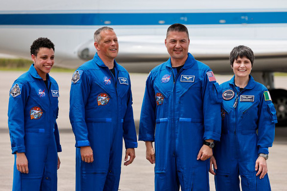 Phi hành đoàn của NASA trở về Trái đất an toàn - Ảnh 1.