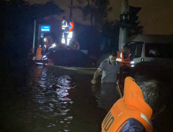 Hàng trăm đặc nhiệm đêm băng dòng nước xiết, đưa bà con Đà Nẵng vượt lũ - Ảnh 1.