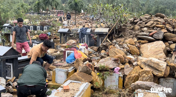 Lũ quét cuốn trôi, vùi lấp hàng trăm ngôi mộ ở nghĩa trang lớn nhất Đà Nẵng - Ảnh 2.