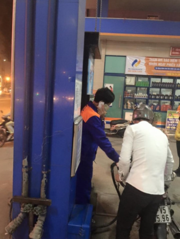 Muôn kiểu đổ xăng của người Việt (P2) - Ảnh 6. Muôn kiểu đổ xăng của người Việt (P2) - Ảnh 6.