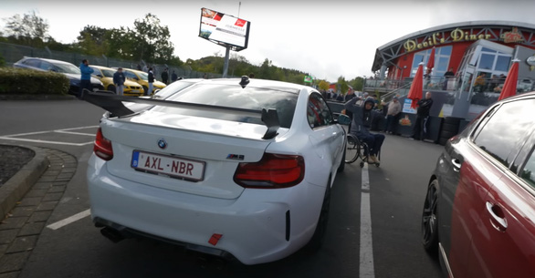 Tài xế khuyết tật lái BMW M2 trên đường đua Nürburgring nổi tiếng ngoằn ngoèo - Ảnh 2.