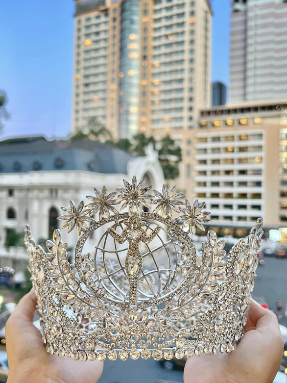 Hoa hậu Liên lục địa Bảo Ngọc ‘đập hộp’ vương miện 8 tỉ đồng - Ảnh 2.