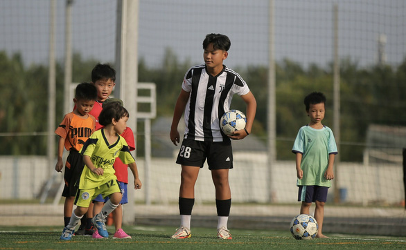 Thủ môn Bùi Tiến Dũng giúp các em nhỏ trải nghiệm phong cách bóng đá Juventus - Ảnh 2.