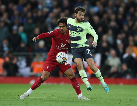 Thủ môn Alisson kiến tạo, Salah ghi bàn giúp Liverpool hạ Man City - Ảnh 2.