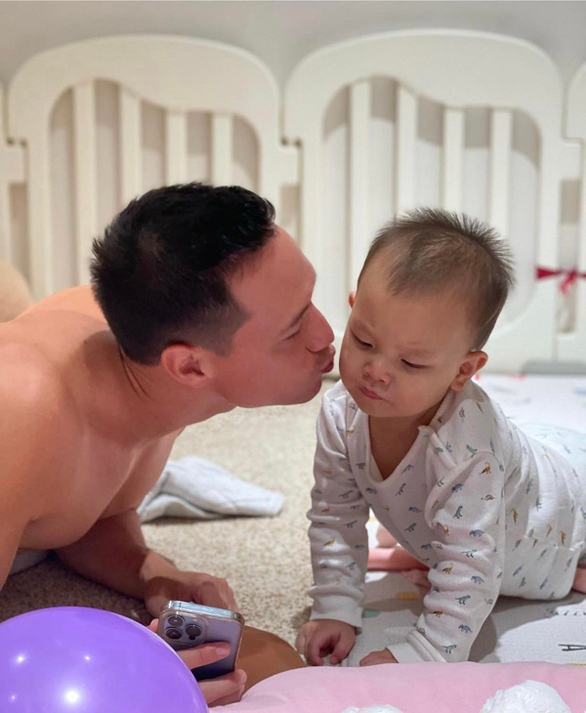 Hồ Ngọc Hà phì cười vì ông xã Kim Lý ngày càng giống hệt con trai Leon - Ảnh 8. Hồ Ngọc Hà phì cười vì ông xã Kim Lý ngày càng giống hệt con trai Leon - Ảnh 8.