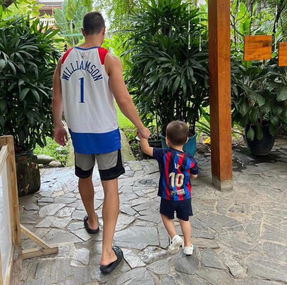 Hồ Ngọc Hà phì cười vì ông xã Kim Lý ngày càng giống hệt con trai Leon - Ảnh 10. Hồ Ngọc Hà phì cười vì ông xã Kim Lý ngày càng giống hệt con trai Leon - Ảnh 10.