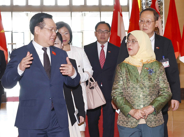 Tổng bí thư, Thủ tướng và Chủ tịch Quốc hội tiếp Tổng thống Singapore - Ảnh 3.