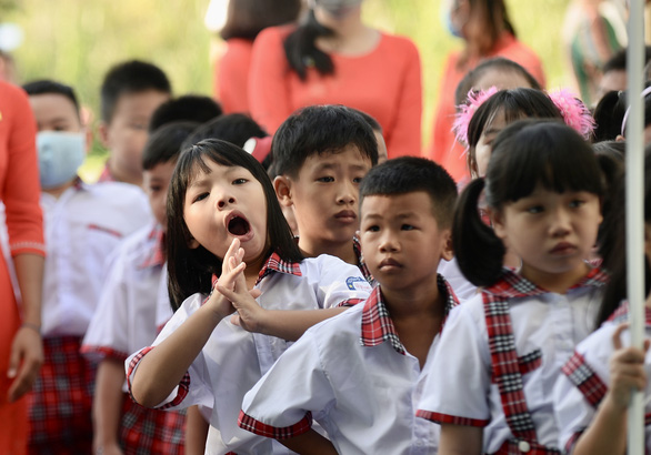 Giờ vào học quá sớm: Học sinh mỗi đêm chỉ ngủ 5-6 tiếng, để làm chi vậy? - Ảnh 1.