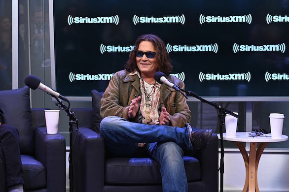 Khán giả cười nhạo với ngoại hình mày râu nhẵn nhụi của Johnny Depp - Ảnh 2. Khán giả cười nhạo với ngoại hình mày râu nhẵn nhụi của Johnny Depp - Ảnh 2.